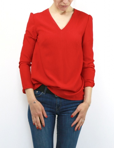 Blouse Idylle réalisée dans un crêpe rouge, vue de face portrait américain