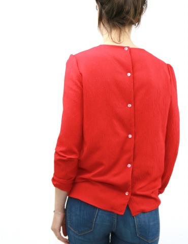 Blouse Idylle réalisée dans un crêpe rouge, vue de dos