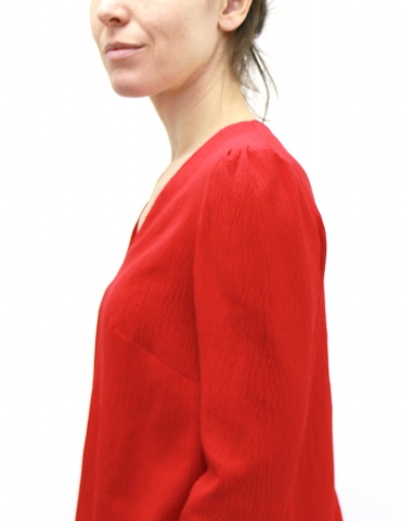 Blouse Idylle réalisée dans un crêpe rouge, vue de profil