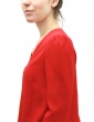 patron de couture Blouse Idylle réalisée dans un crêpe rouge, vue de profil