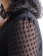 patron de couture Blouse Idylle en soie noir avec manches en résille plumetis noire, focus sur les plis de la tête de manche