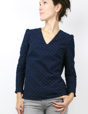 Blouse Idylle réalisée dans une flanelle marine à pois France Duval-Stalla, vue de face avec visage portrait américain