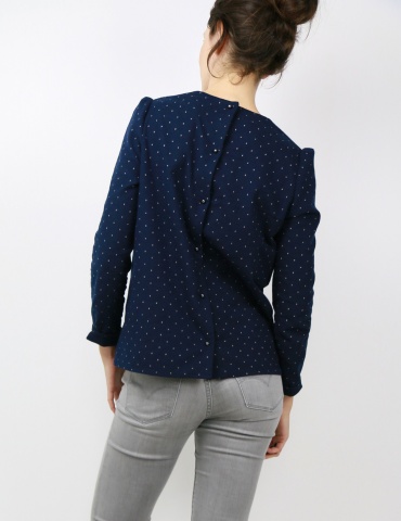 Blouse Idylle réalisée dans une flanelle marine à pois France Duval-Stalla, vue de dos déhanché