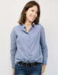 patron de couture Chemise Liseron dans un tissu bleu clair à chevrons bleus foncés pailletés de chez Printstand, portrait américain