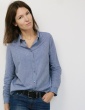 patron de couture Chemise Liseron dans un tissu bleu clair à chevrons bleus foncés pailletés de chez Printstand, portrait américain