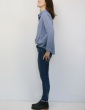 patron de couture Chemise Liseron dans un tissu bleu clair à chevrons bleus foncés pailletés de chez Printstand, vue en pied
