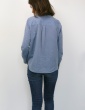 patron de couture Chemise Liseron dans un tissu bleu clair à chevrons bleus foncés pailletés de chez Printstand, vue de dos