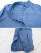 patron de couture Chemise Liseron dans une viscose bleu jean Cousette, focus sur les finitions de poignet, de col et d'empiècement dos