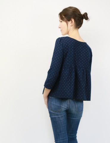 Modèle Eugenie version blouse dans une flanelle marine à pois dorés France Duval Stalla, vue de 3/4 dos