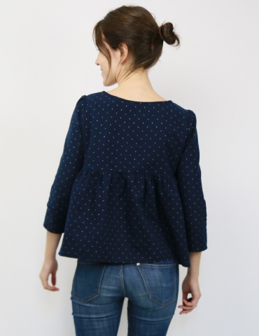 Modèle Eugenie version blouse dans une flanelle marine à pois dorés France Duval Stalla, vue de dos