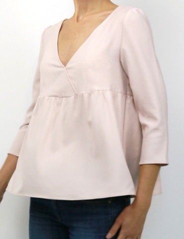 Modèle Eugenie version blouse dans une viscise nude France Duval Stalla, vue de 3/4 face