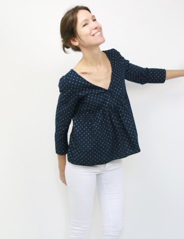 Modèle Eugenie version blouse dans un coton japonais DIY District, vue de 3/4 face