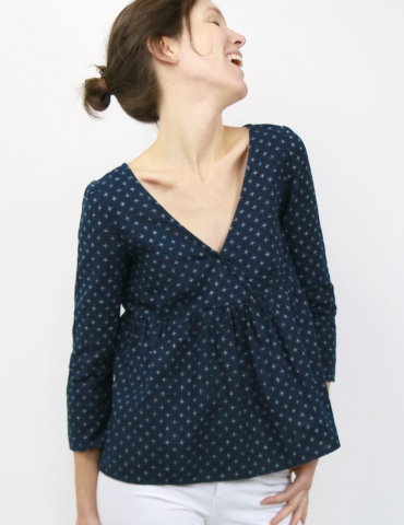 Modèle Eugenie version blouse dans un coton japonais DIY District, vue de 3/4 face en train de rire aux éclats