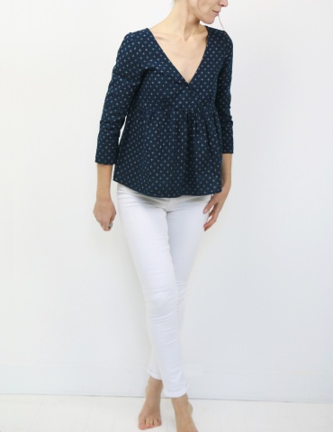 Modèle Eugenie version blouse dans un coton japonais DIY District, vue en pied, et pieds nus