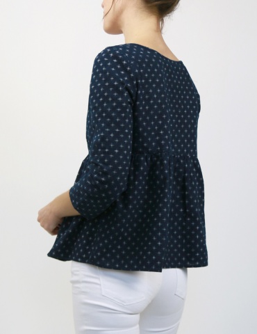 Modèle Eugenie version blouse dans un coton japonais DIY District, vue de 3/4 dos