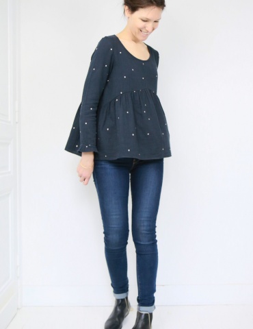 Blouse Virevolte en double gaze stardust Atelier Brunette, version blouse manches longues, vue en pied en mouvement