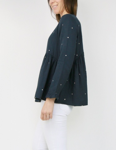 Blouse Virevolte en double gaze stardust Atelier Brunette, version blouse manches longues, vue de 3/4 portrait américain