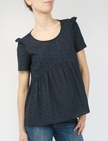 Blouse Virevolte en broderie anglaise noire, version blouse manches courtes avec mancherons, vue de face