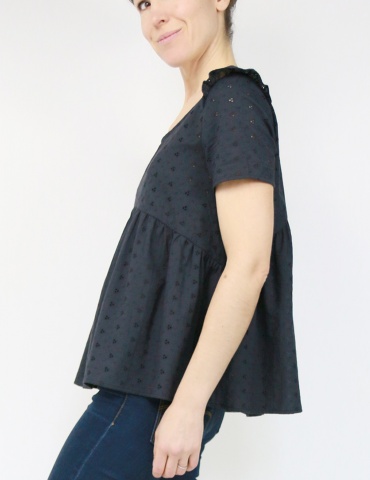 Blouse Virevolte en broderie anglaise noire, version blouse manches courtes, vue de profil