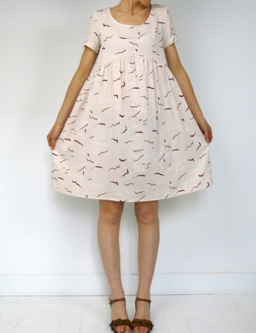 Blouse Virevolte en double gaze graphite rose Atelier Brunette, version robe manches courtes, vue de face