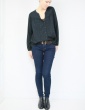patron de couture Blouse Envol réalisée dans la viscose noire à pois dorés de chez Un chat sur un fil, vue en pied blouse rentrée dans le jean