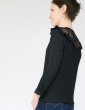 patron de couture Blouse Vertige réalisée dans un crêpe noir avec empiècement en dentelle, portrait américain de profil