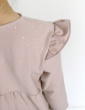 patron de couture Robe Bouton d’or manches longues en sweat Twinkle rose Atelier Brunette, focus sur le mancheron froncé de l'épaule