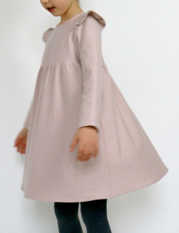 Robe Bouton d’or manches longues en sweat Twinkle rose Atelier Brunette, vue de profil en mouvement