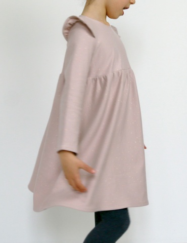 Robe Bouton d’or manches longues en sweat Twinkle rose Atelier Brunette, vue de côté en mouvement