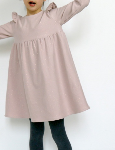 Robe Bouton d’or manches longues en sweat Twinkle rose Atelier Brunette, vue de face en train de danser