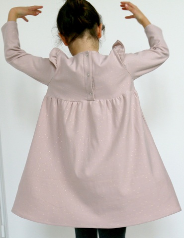 Robe Bouton d’or manches longues en sweat Twinkle rose Atelier Brunette, vue de dos en train de danser