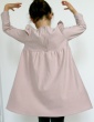 patron de couture Robe Bouton d’or manches longues en sweat Twinkle rose Atelier Brunette, vue de dos en train de danser