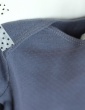 patron de couture T-shirt James réalisé dans le jersey ajouré encre de chez France Duval Stalla, focus sur épaule