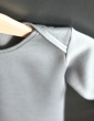 patron de couture T-shirt James réalisé dans un molleton bleu-gris, focus épaule sur cintre