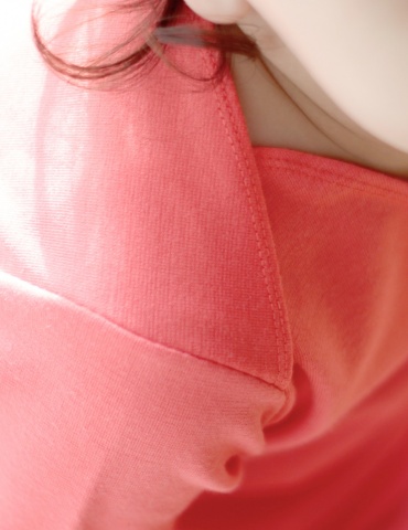 T-shirt James réalisé dans un jersey rose corail, focus épaule