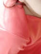 patron de couture T-shirt James réalisé dans un jersey rose corail, focus épaule