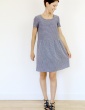 patron de couture Artesane version robe non élastiquée en lin rayé fin marine et blanc de chez France Duval Stalla, vue de face en pied