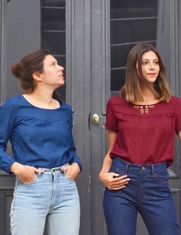 Blouse Artesane version en jean léger et et en crêpe bordeaux brodée sur l'empiècement, vue de face portrait américain