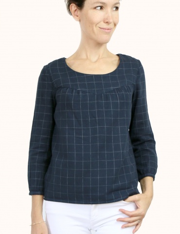 Blouse Artesane avec décolleté dos, en double gaze marine à carreaux de chez France Duval Stalla, vue de face rapprochée