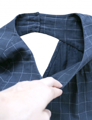 Blouse Artesane avec décolleté dos, en double gaze marine à carreaux de chez France Duval Stalla, focus finitions intérieures