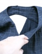 patron de couture Blouse Artesane avec décolleté dos, en double gaze marine à carreaux de chez France Duval Stalla, focus finitions intérieures