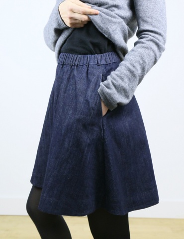 Jupe Bonjour réalisée dans un coton jean, vue de profil focus poche