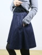 patron de couture Jupe Bonjour réalisée dans un coton jean, vue de profil focus poche