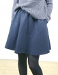 patron de couture Jupe Bonjour dans un lainage marine, portée avec un gros pull gris, vue de face focus jupe