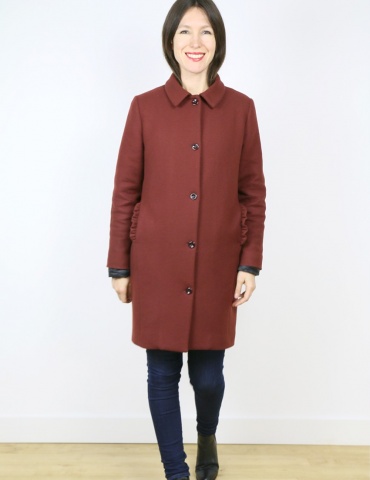 Manteau Merci dans lainage Bordeaux Pretty Mercerie, version boutonnée froufrou de poche, vue de face