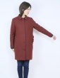 patron de couture Manteau Merci dans lainage Bordeaux Pretty Mercerie, version boutonnée froufrou de poche, vue de face bras levé