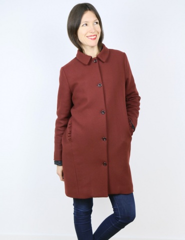 Manteau Merci dans lainage Bordeaux Pretty Mercerie, version boutonnée froufrou de poche, vue de face déhanchée