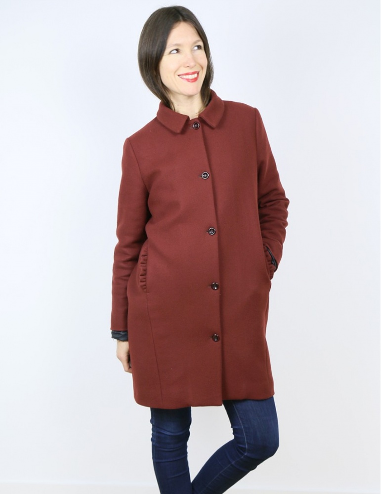 Manteau Merci dans lainage Bordeaux Pretty Mercerie, version boutonnée froufrou de poche, vue de face déhanchée Manteau Merci dans lainage Bordeaux Pretty Mercerie, version boutonnée froufrou de poche, vue de face déhanchée