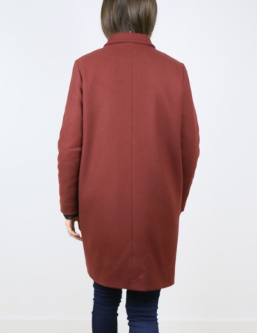 Manteau Merci dans lainage Bordeaux Pretty Mercerie, version boutonnée froufrou de poche, vue de dos