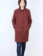 patron de couture Manteau Merci dans lainage Bordeaux Pretty Mercerie, version boutonnée froufrou de poche, vue de face mains dans les poches